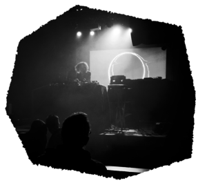 Symbolbild: Eine DJ legt auf, davor ein paar Leute