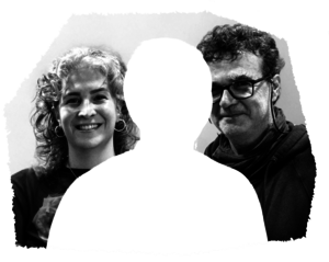 Foto von zwei Personen (das Büroteam der IG Kultur Wien), dazwischen eine nur schemenhaft weiß angedeutete dritte unbekannte Person)