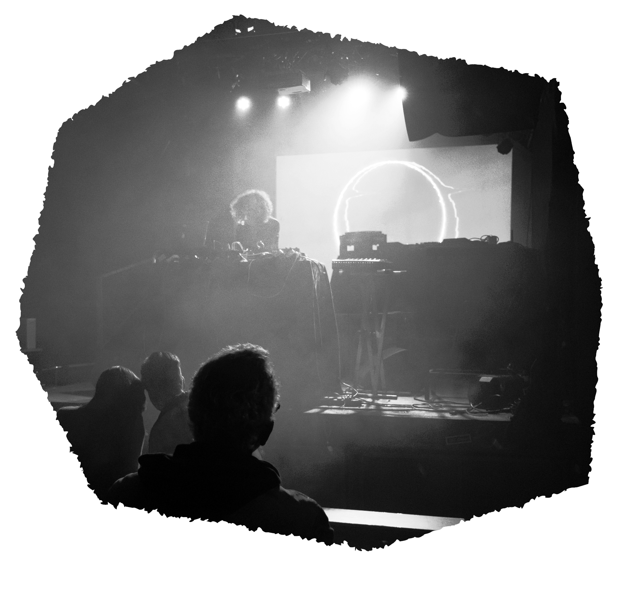 Foto: İklim Doğan Symbolbild: Eine DJ legt auf, davor ein paar Leute