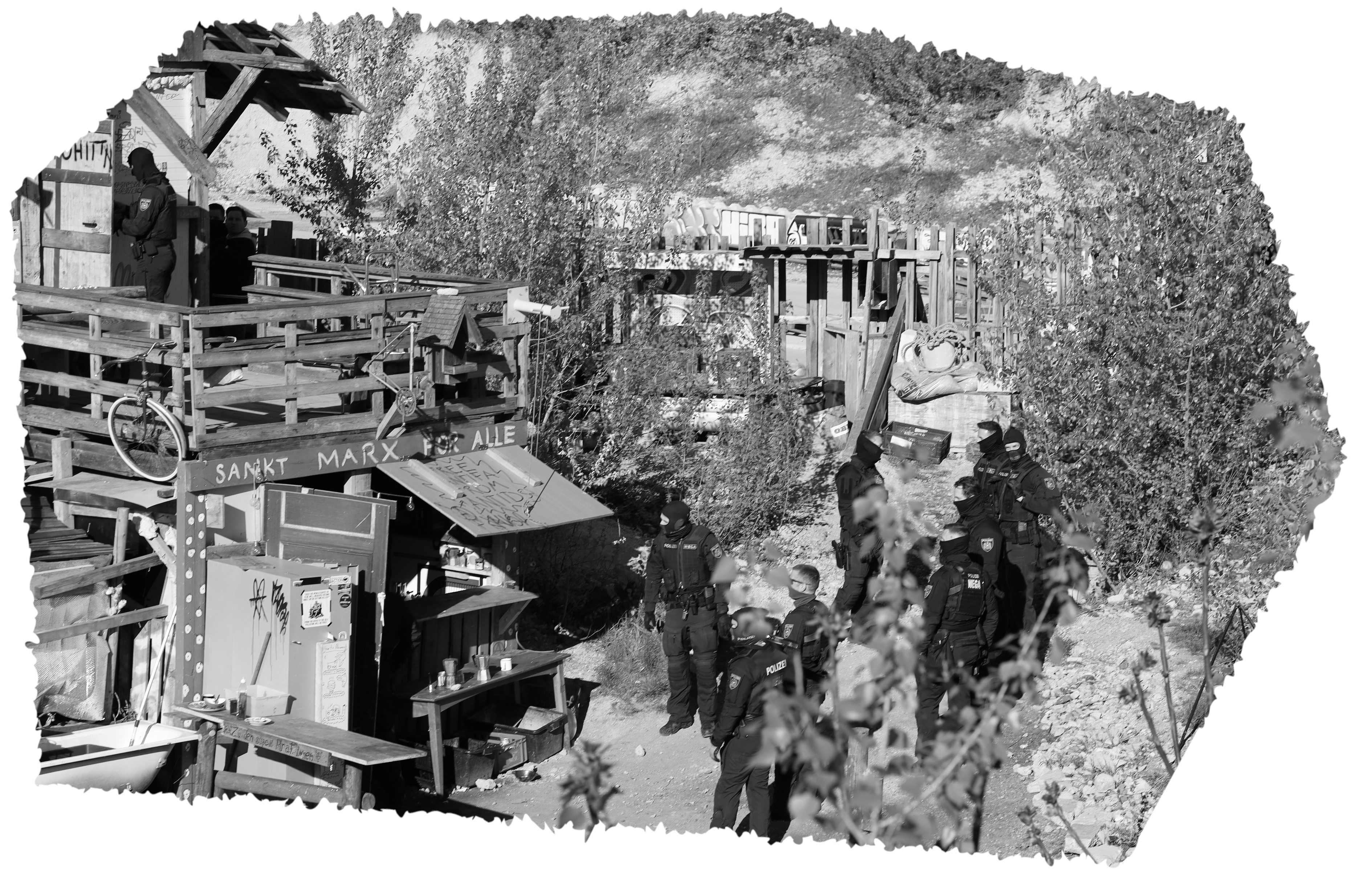 Foto: St. Marx für alle WEGA-Polizist*innen vor Hütte und Turm in St. Marx
