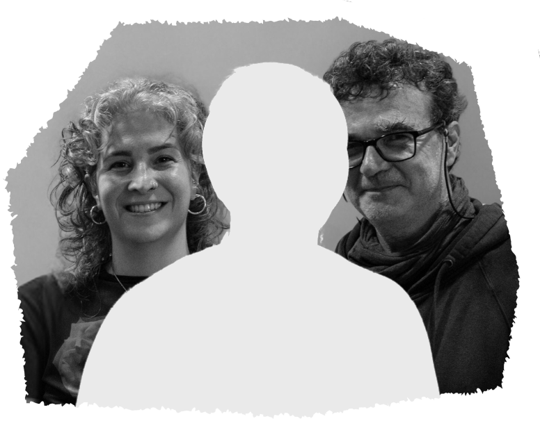 Foto von zwei Personen (das Büroteam der IG Kultur Wien), dazwischen eine nur schemenhaft weiß angedeutete dritte unbekannte Person)